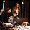 Foto Darby Stanchfield, Guillermo Diaz, Katie Lowes