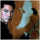 Presa de la secta : foto J. F. Lawton, John Lone