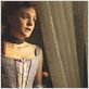 Pétalo carmesí, flor blanca : foto Romola Garai