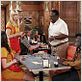 Dos chicas sin blanca : foto Beth Behrs, Cedric The Entertainer, Garrett Morris, Kat Dennings