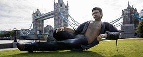 'Jurassic Park': Erigen en el centro de Londres esta estatua gigante de Jeff Goldblum en su famosa pose 'Jurassic Park': Erigen en el centro de Londres esta estatua gigante de Jeff Goldblum en su famosa pose