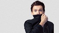 Tom Holland tiene problemas con el fuego durante una sesión fotográfica Tom Holland tiene problemas con el fuego durante una sesión fotográfica