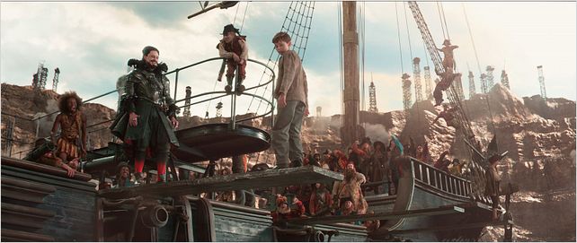 Pan (Viaje a Nunca Jamás) : Foto Bronson Webb, Hugh Jackman, Levi Miller (II)