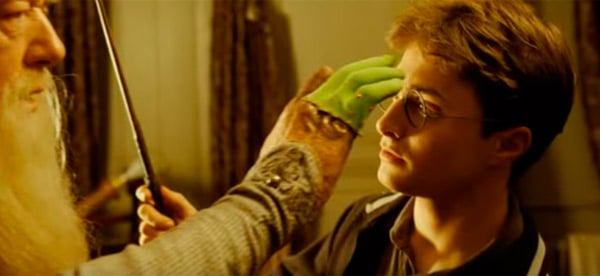 Dumbledore toca a Harry con su mano infectada